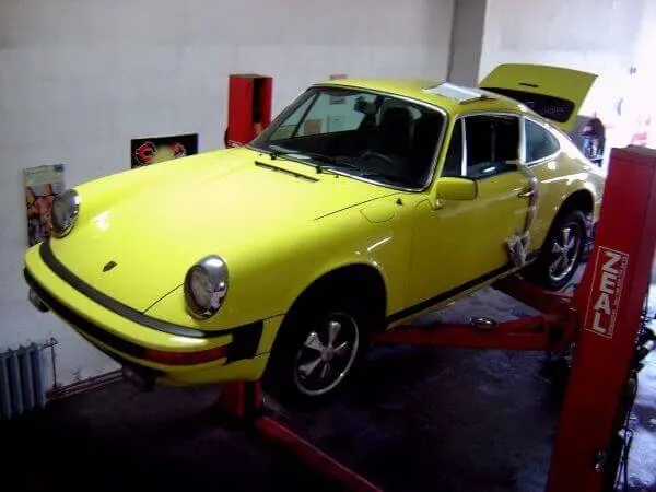 Porsche 911 w warsztacie samochodowym Auto Firma Legnica